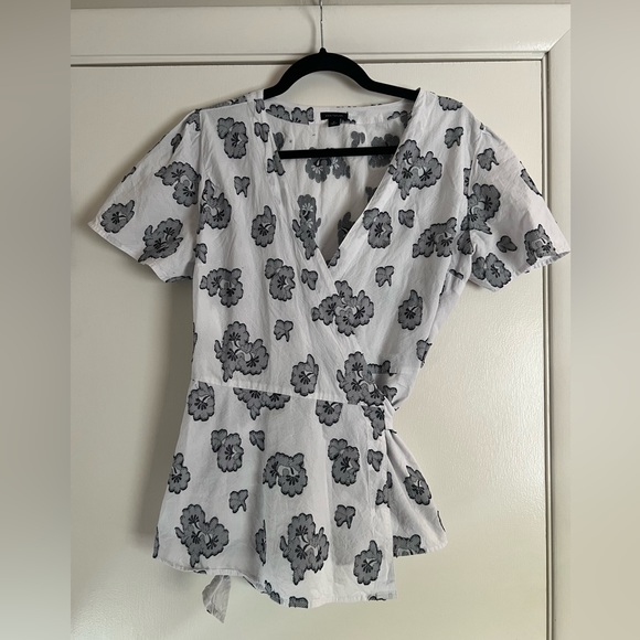 Ann Taylor Black White Floral Wrap Top Short Sleeve Size 10 - Picture 3 of 9